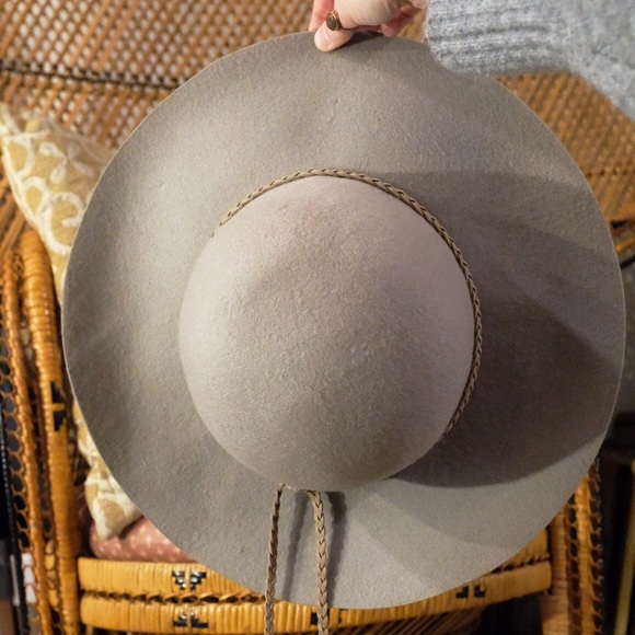 Boho wide-brimmed hat with hanging feathers - Picture 3 of 3